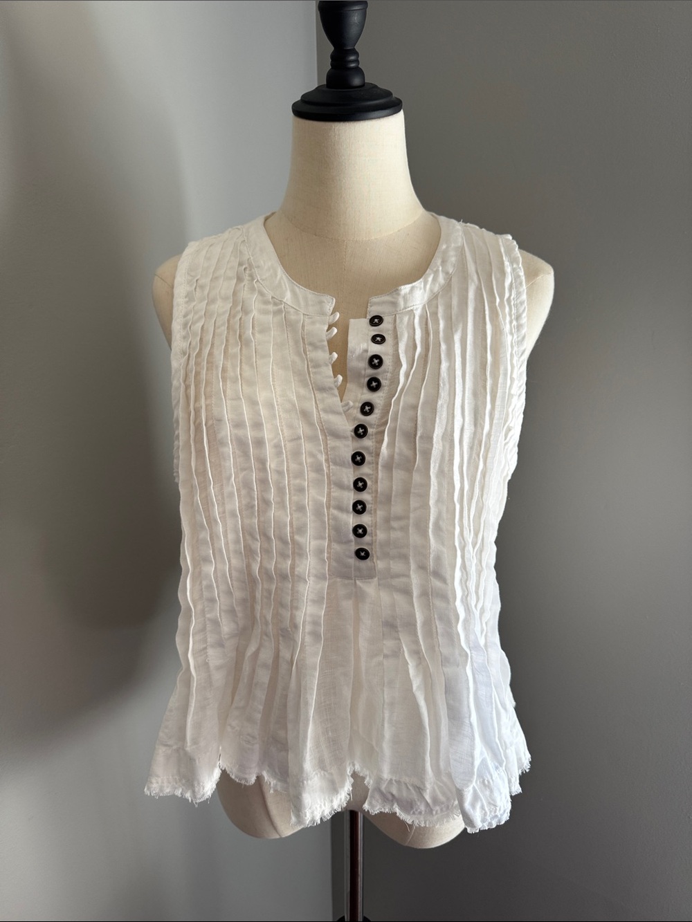 Anthropologie White Sleeveless Pintuck Button Blouse size Large